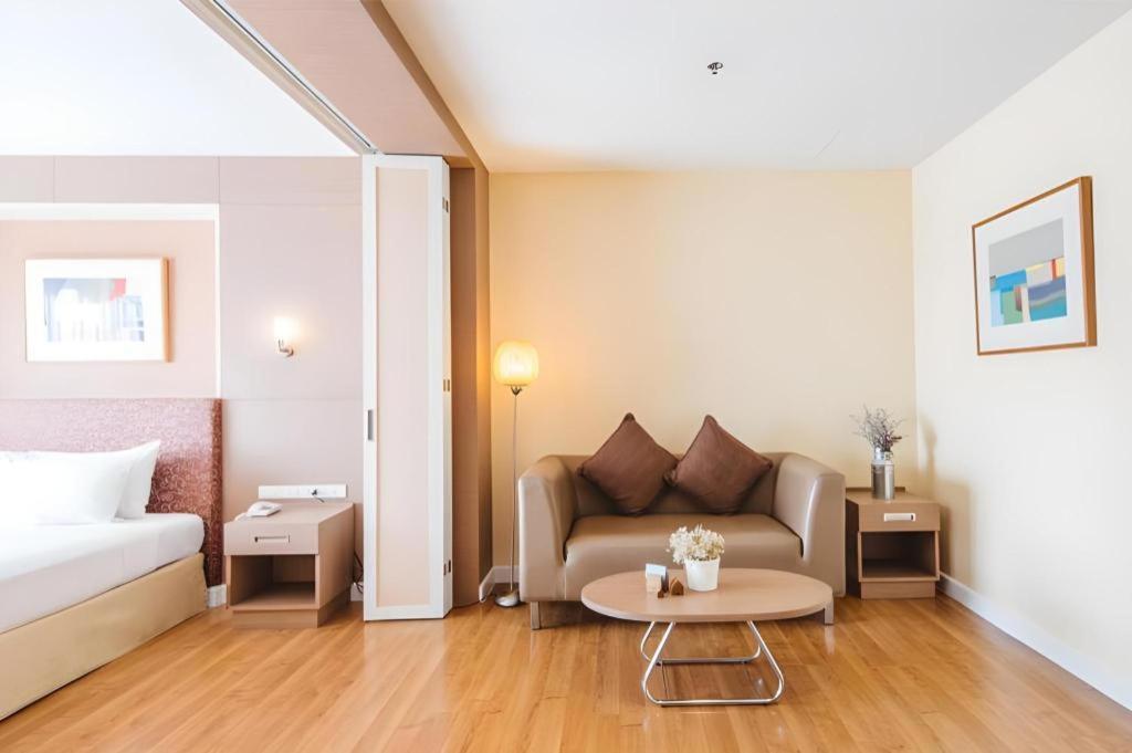 Clef Hotel Bangkok Exterior photo